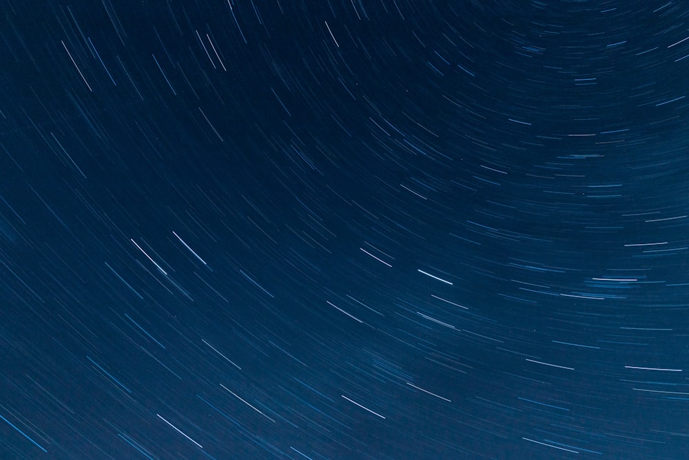 Fotografía de lapso de tiempo de estrellas en el cielo durante la noche