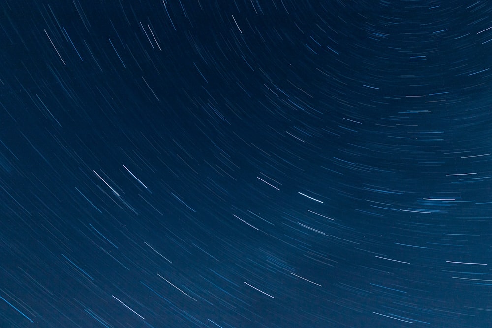 fotografia de lapso de tempo de estrelas no céu durante a noite