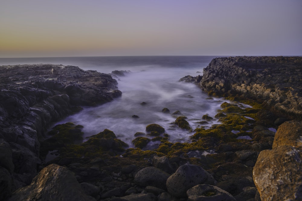 Costa rocosa con olas del mar durante el día