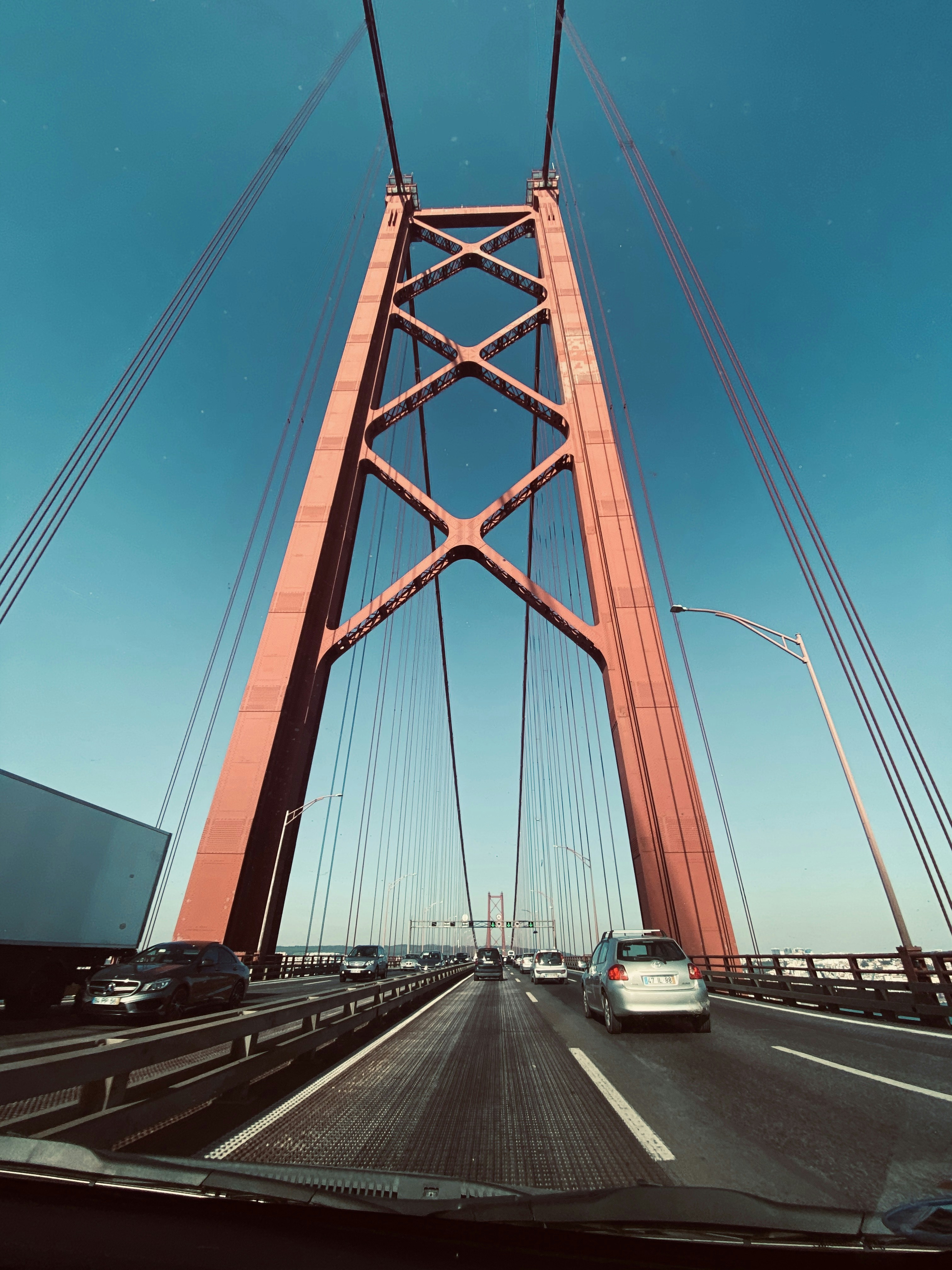 昼間の青空の下の赤い橋の写真 Unsplashで見つけるポルトガルの無料写真