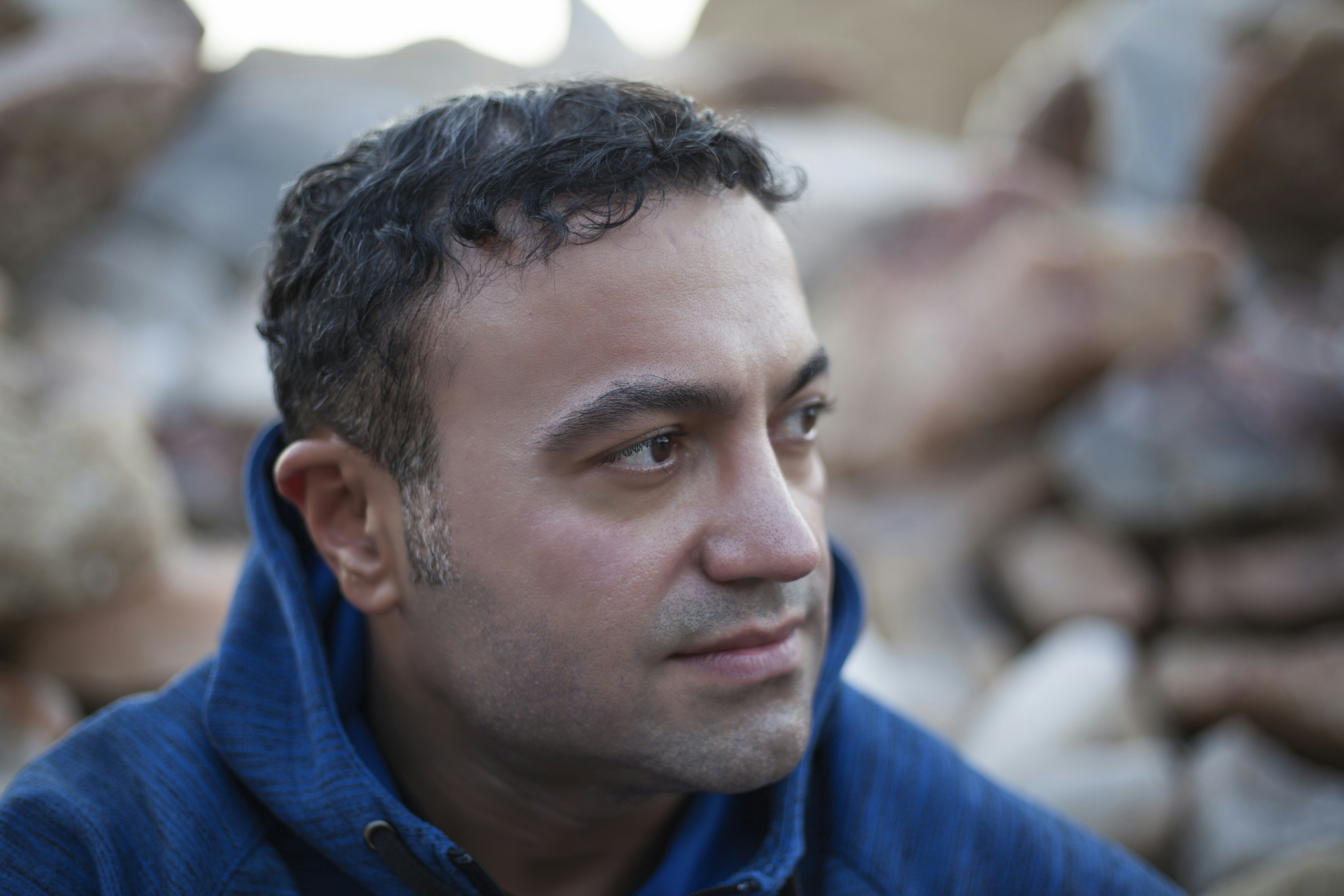 Mann in blauer Reißverschlussjacke