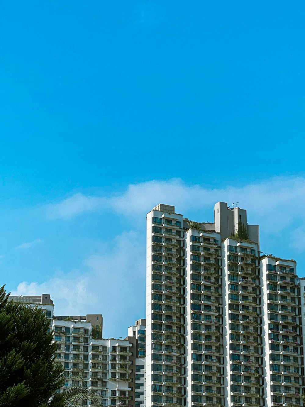 Edificios de la ciudad bajo el cielo azul durante el día