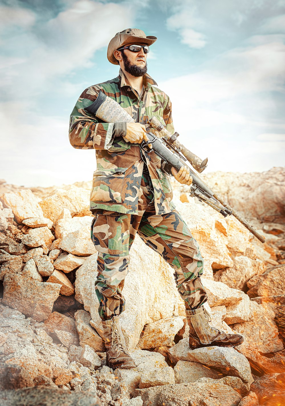 Hombre con uniforme de camuflaje verde y marrón sosteniendo un rifle