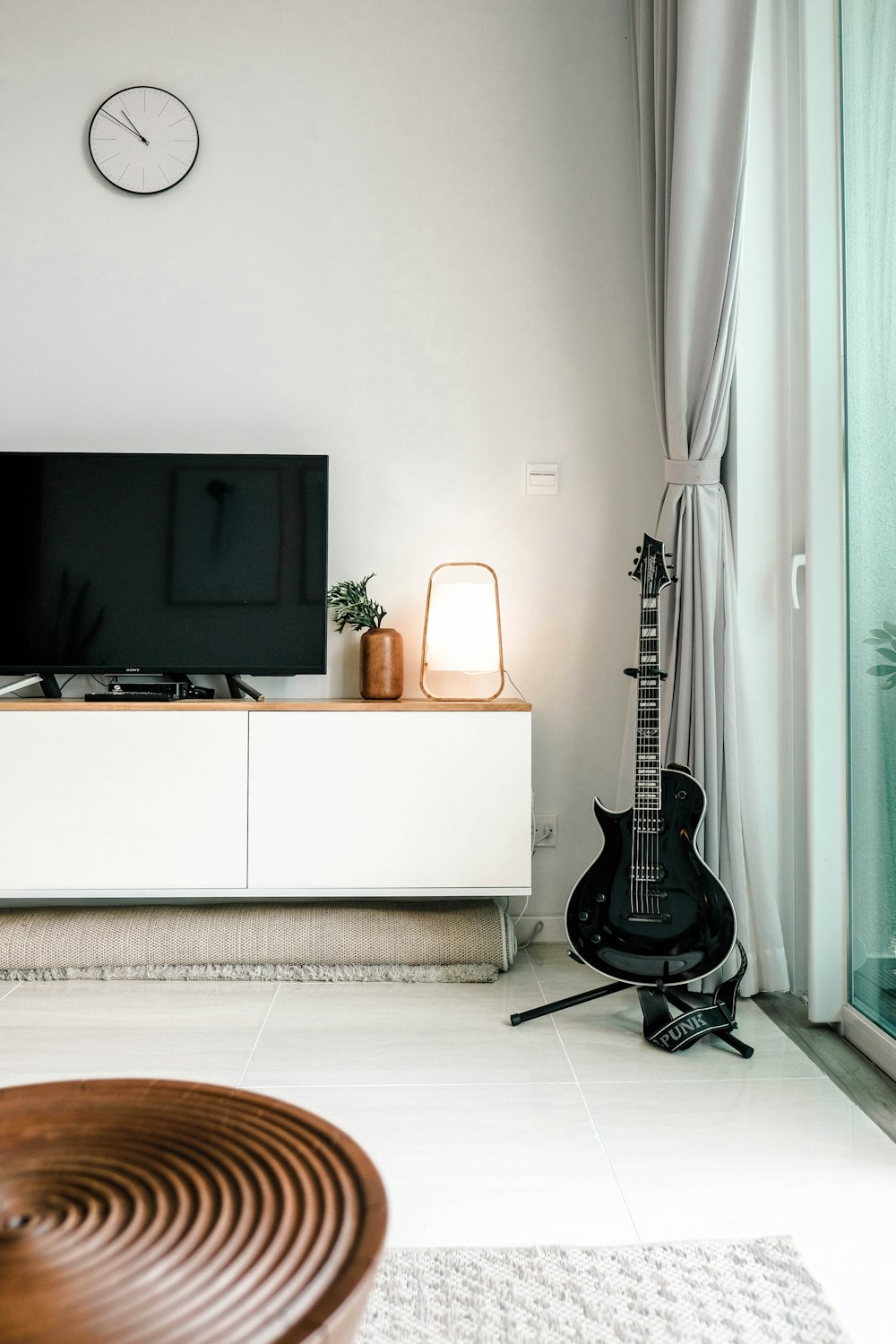 TV écran plat noir sur support TV en bois blanc