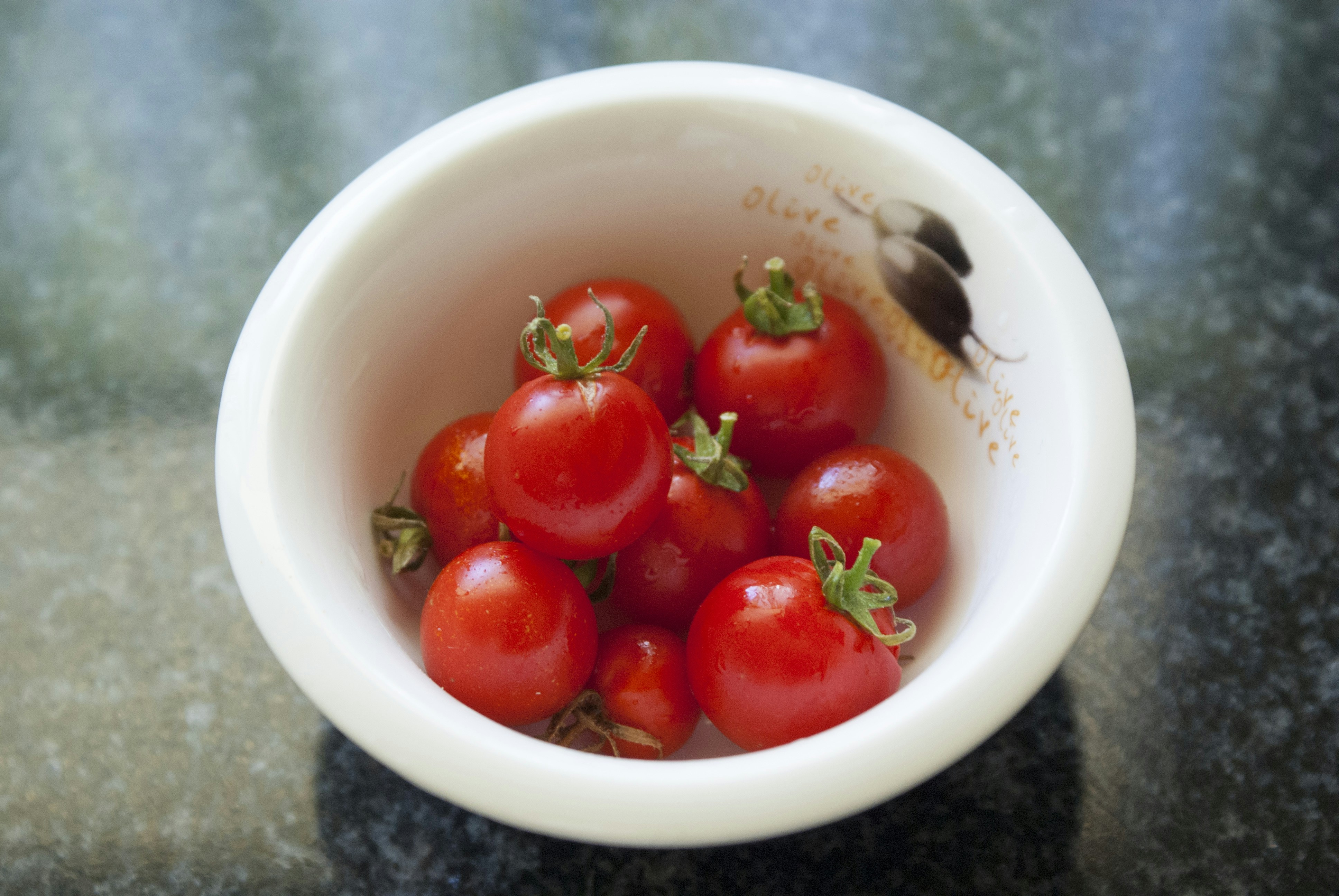 白いセラミックボウルに赤いサクランボ