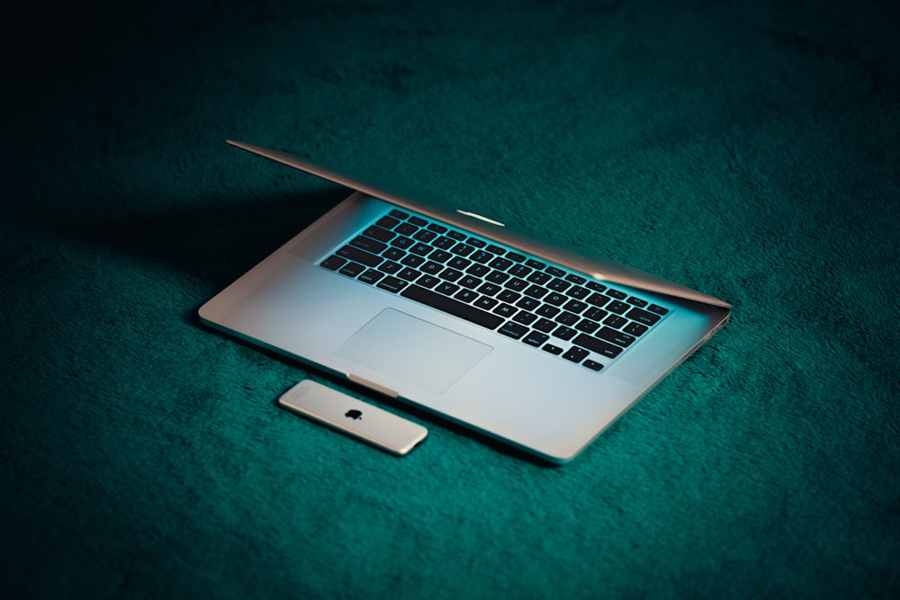 MacBook Pro sur textile vert
