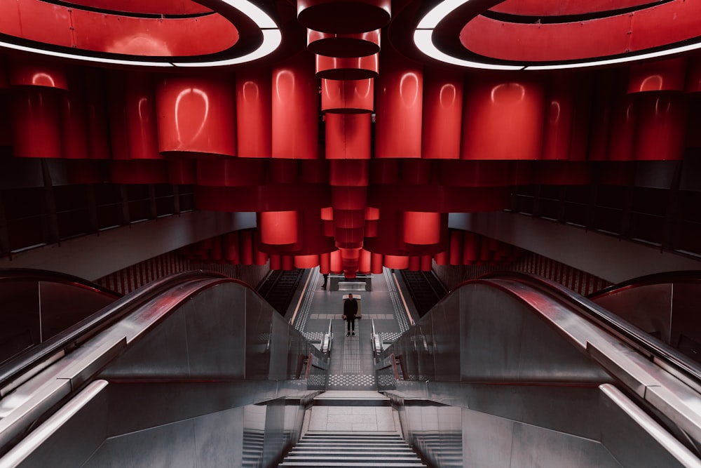 escada em espiral vermelha e preta