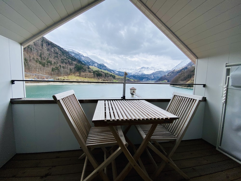 brauner Holztisch und Stühle auf Holzdeck