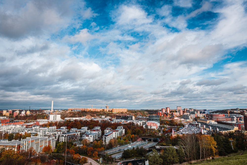 Stadtgebäude tagsüber unter weißen Wolken und blauem Himmel