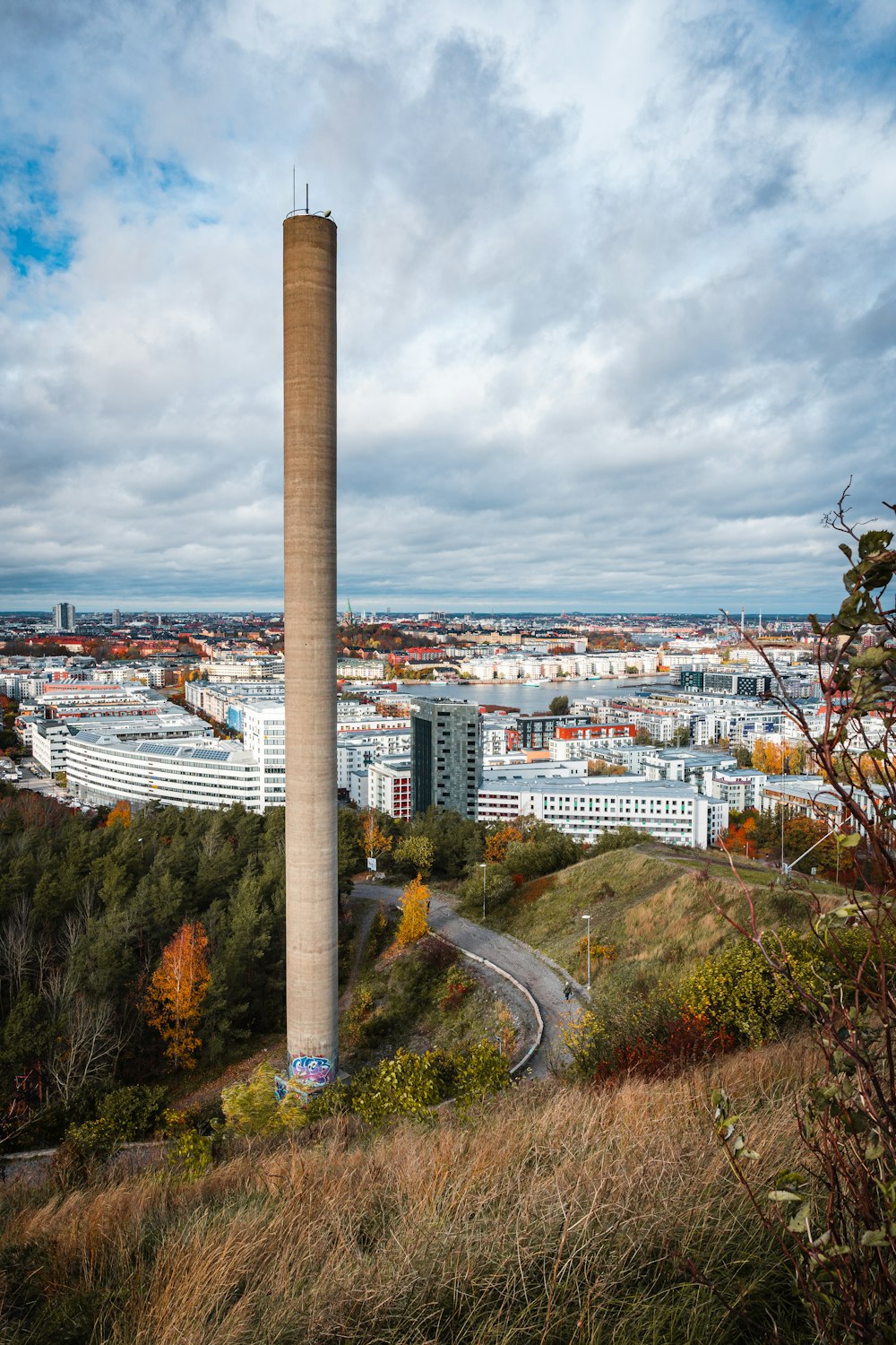 Stadtgebäude tagsüber unter grau bewölktem Himmel