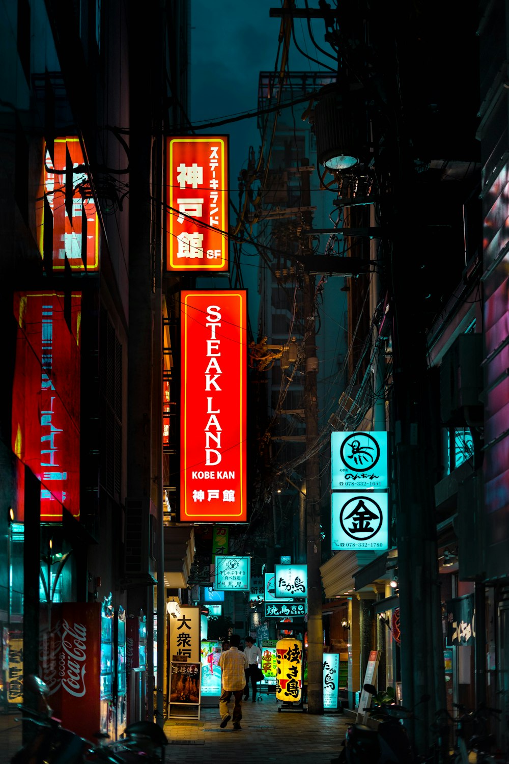 Segnaletica di testo Kanji rosso su edificio marrone durante il giorno