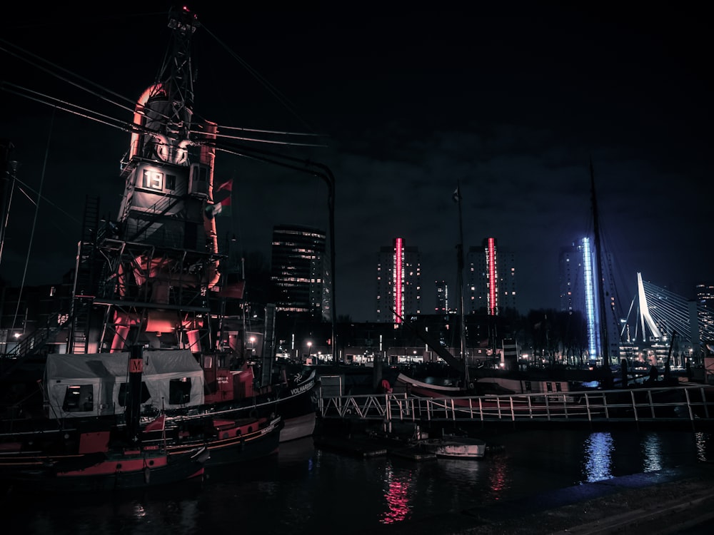 barco vermelho e branco na doca durante a noite