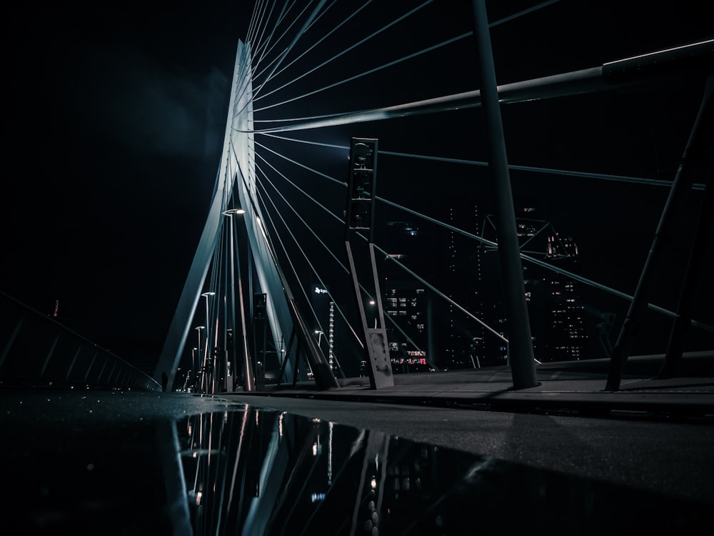 Foto en escala de grises de un puente