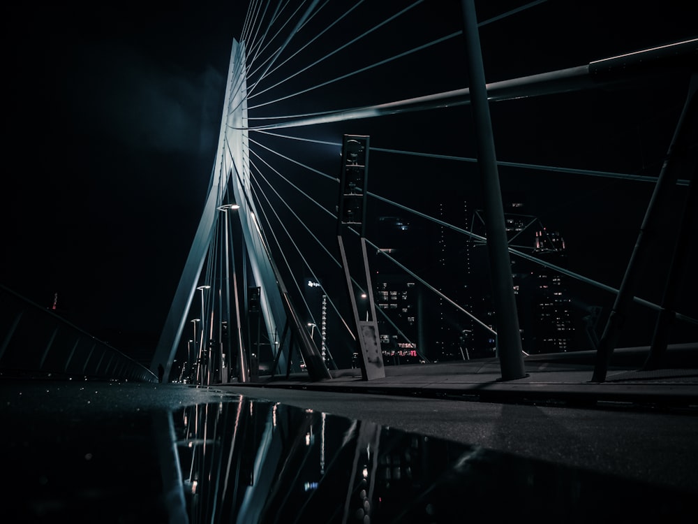 foto em tons de cinza de uma ponte