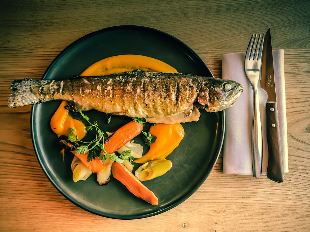 plat de poisson sur assiette en céramique bleue