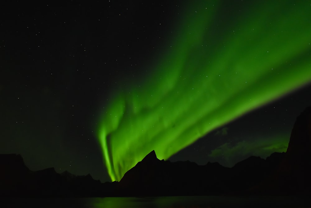 Aurora boreal verde durante la noche