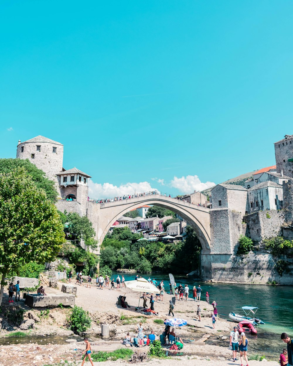 persone che camminano sul ponte vicino all'edificio durante il giorno