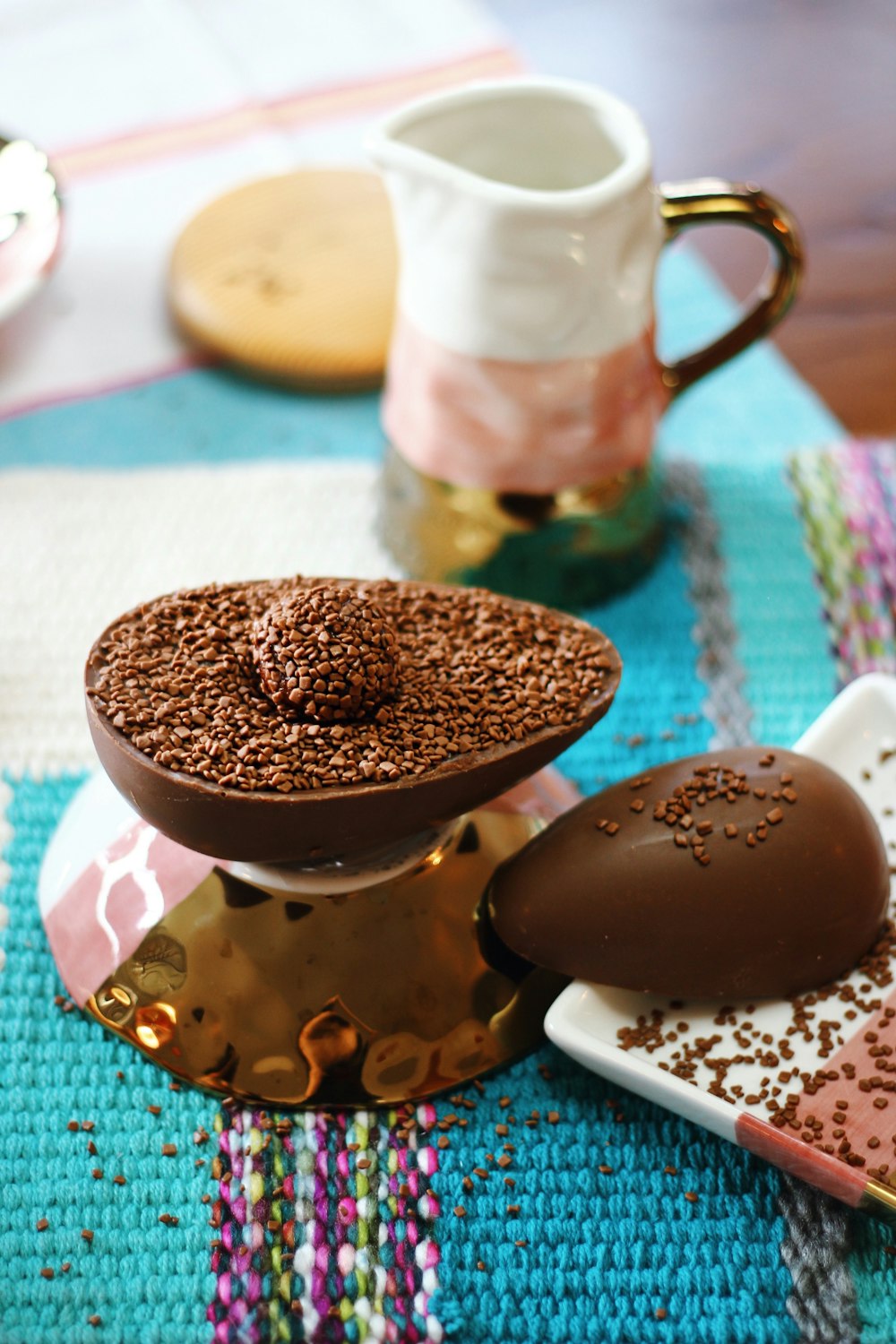 Schokoladenkuchen auf weißem Keramikteller