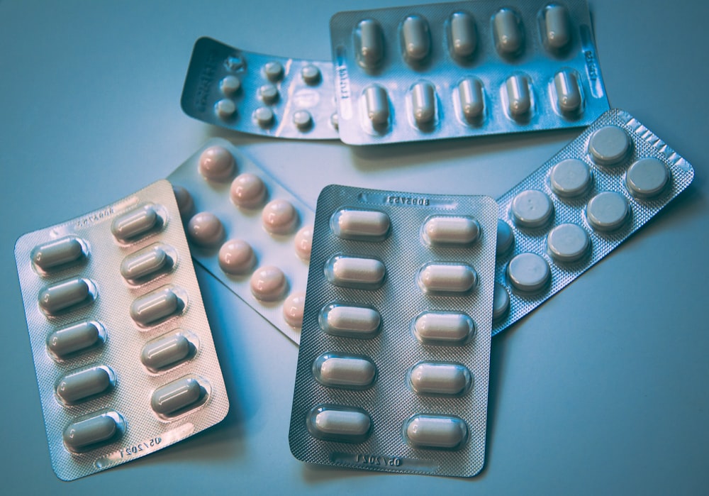 blíster de píldoras de medicamentos blanco y azul