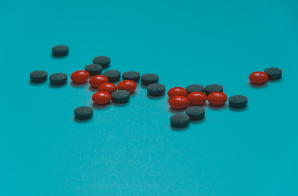 Píldora de medicación redonda roja y marrón