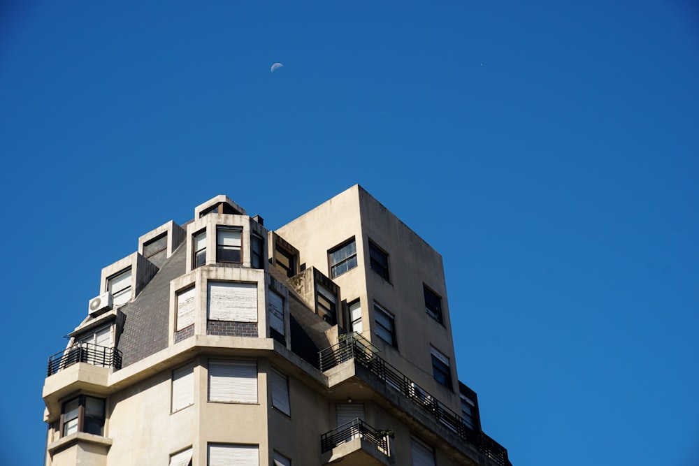 Bâtiment en béton blanc sous le ciel bleu pendant la journée