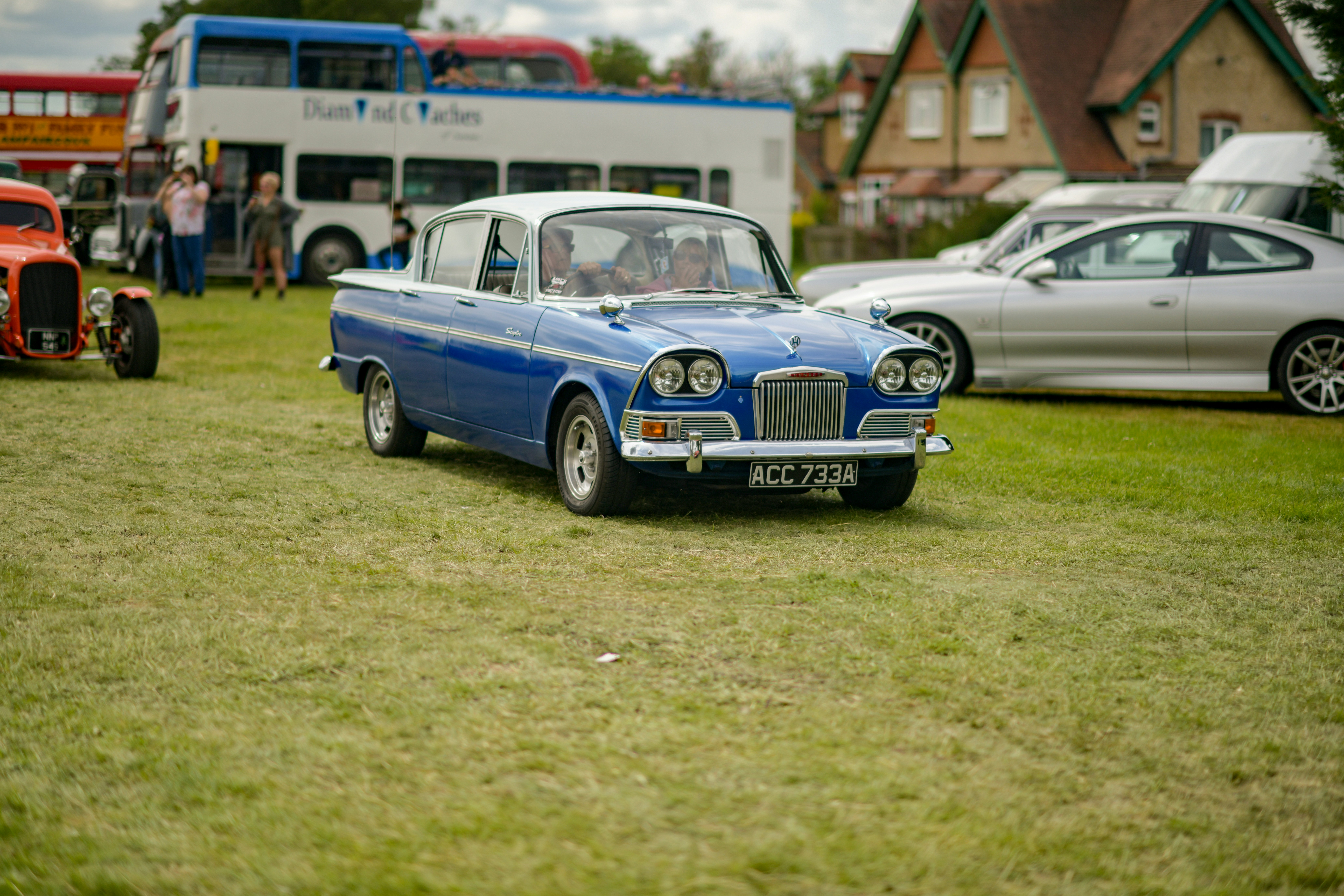 昼間の緑の芝生のフィールドに白いアウディ クーペの写真 Unsplashで見つけるストックウッド パーク ルートン イギリスの無料写真