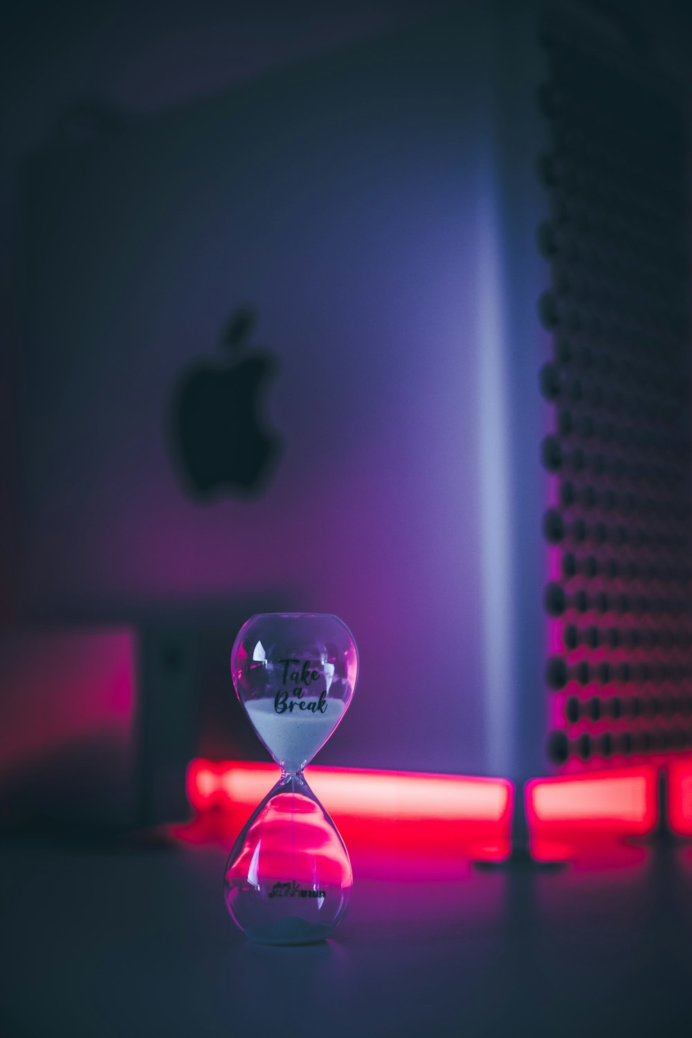 sablier en verre transparent avec lumière rose