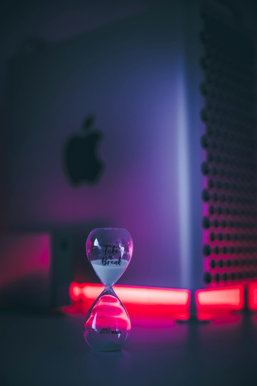 reloj de arena de vidrio transparente con luz rosa