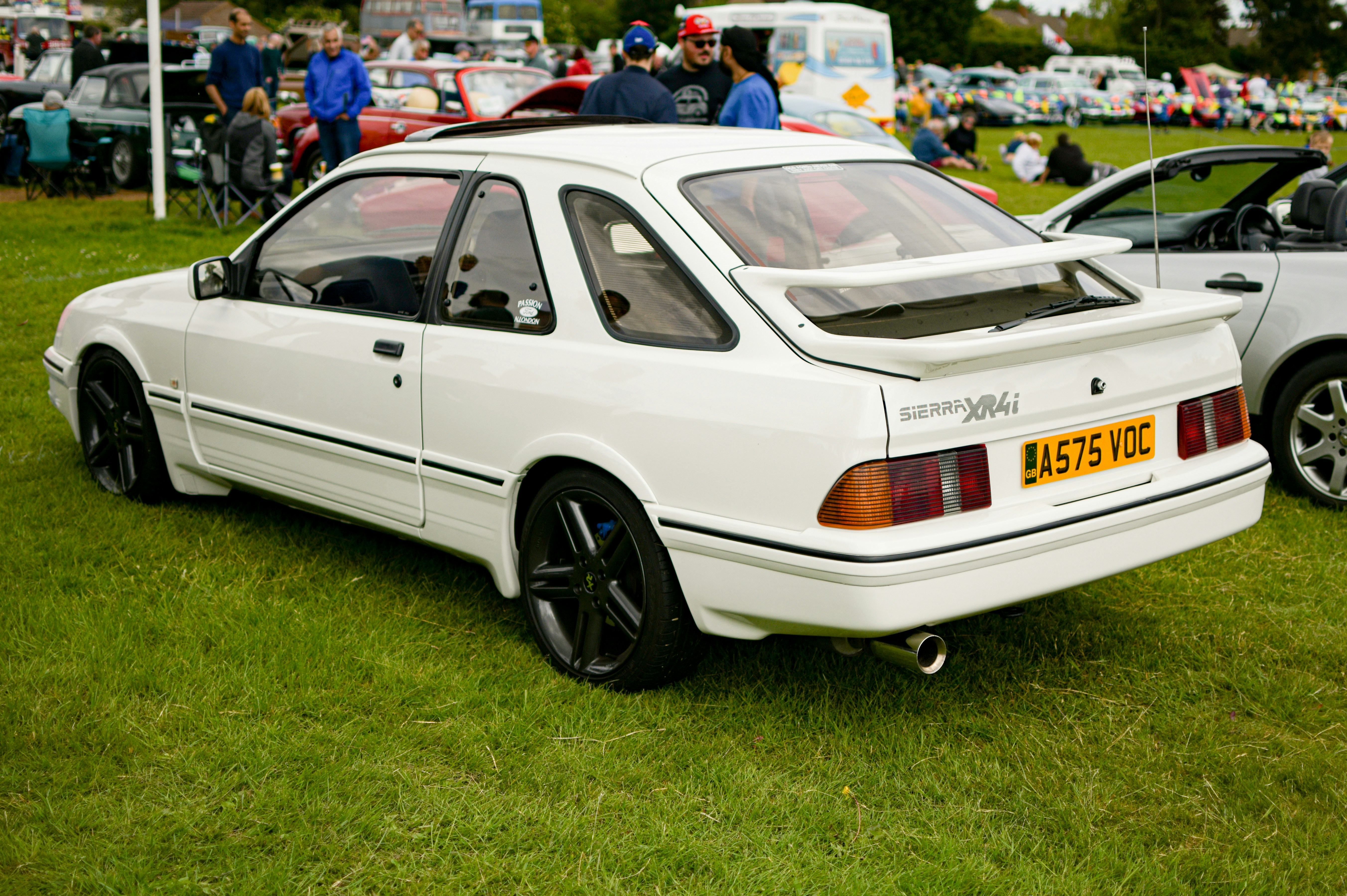 昼間の緑の芝生のフィールドに白いアウディ クーペの写真 Unsplashで見つけるストックウッド パーク ルートン イギリスの無料写真