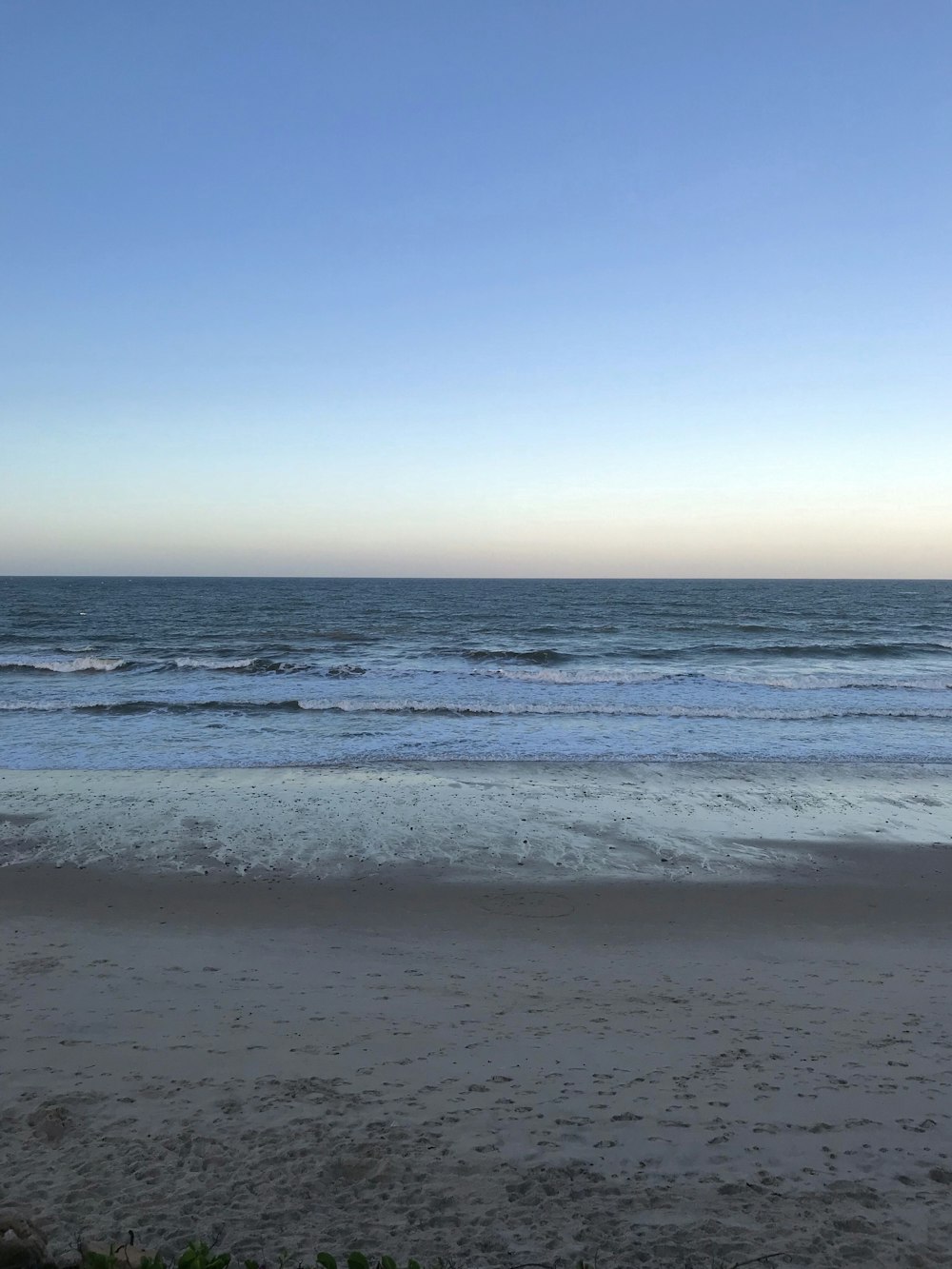 ocean waves crashing on shore during daytime