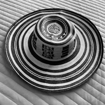 black and white round decor