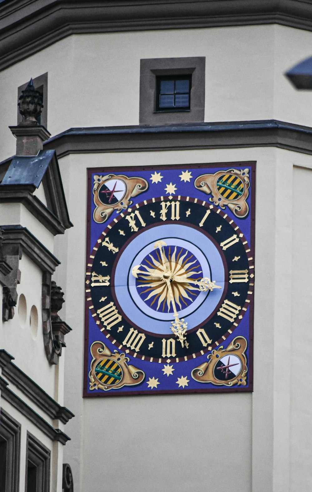 black and white analog clock at 11 00