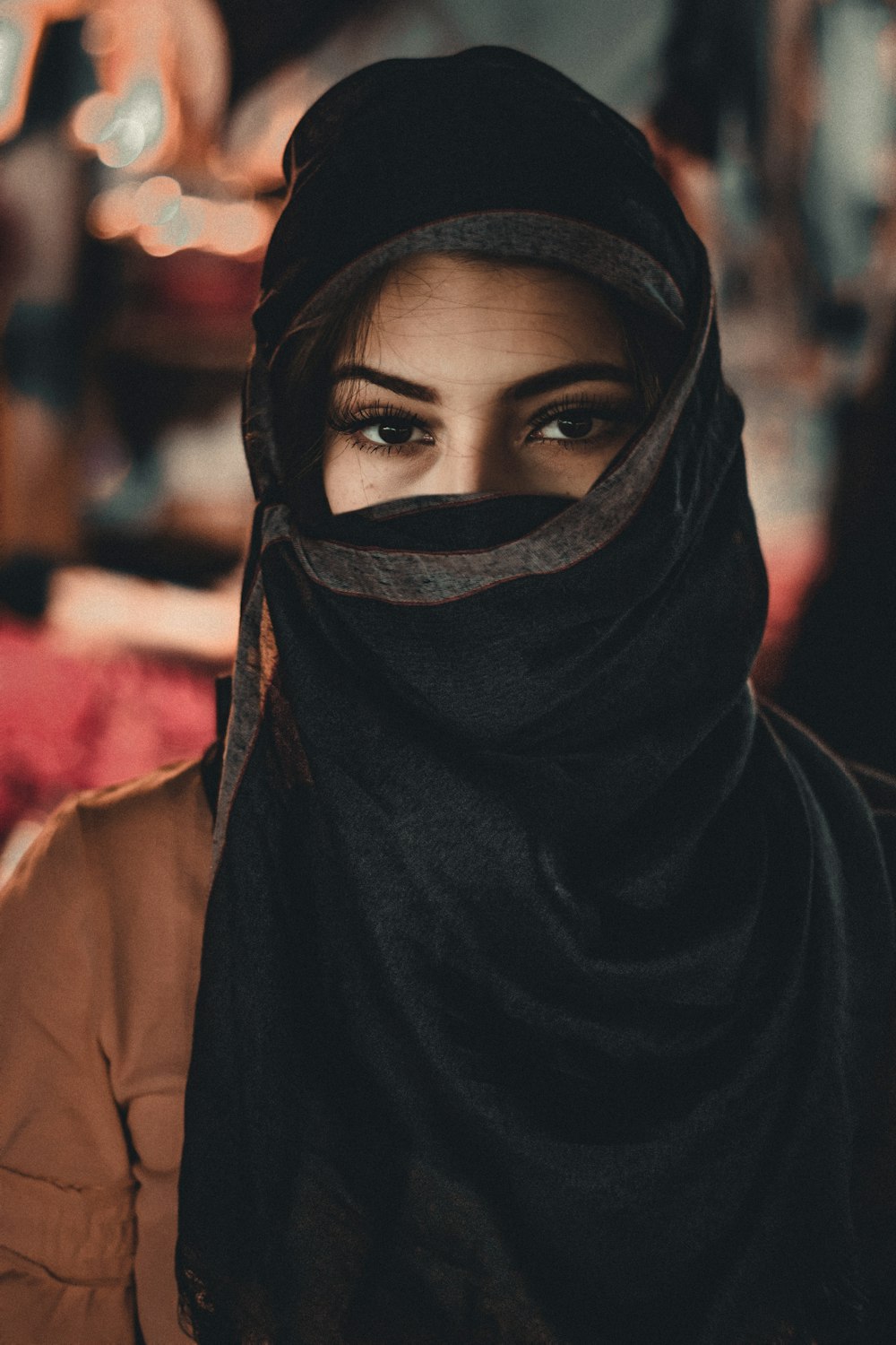 Frau im schwarzen Hijab stehend