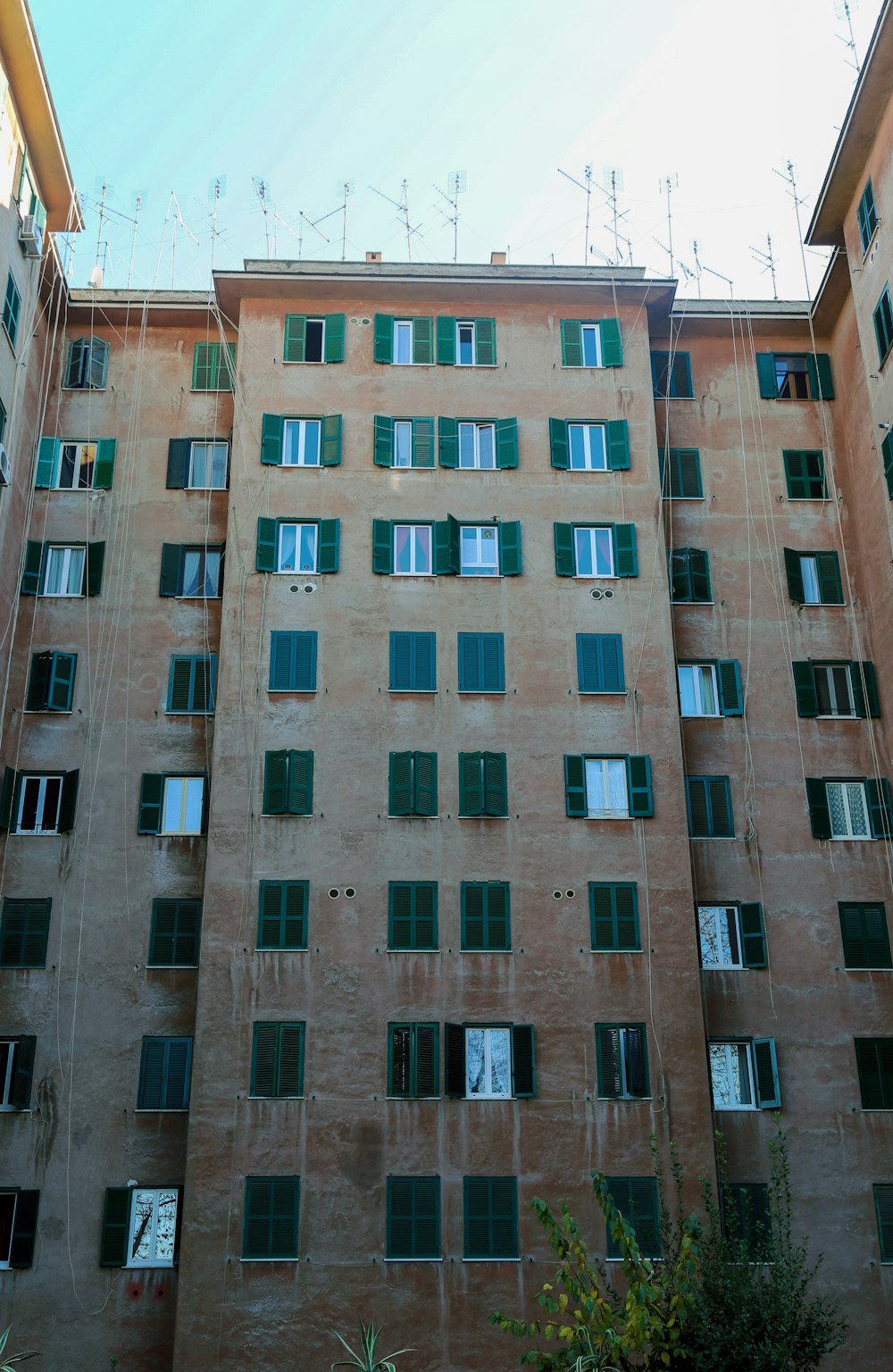 edificio in cemento marrone durante il giorno