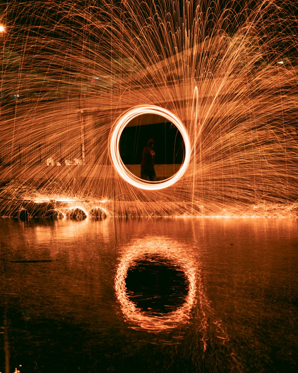 fotografia time lapse di una persona in un tunnel