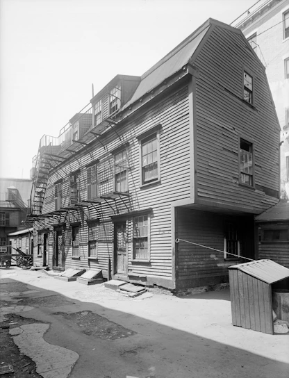 Historic black and white photo of Associação da Covilhã's original building before the 1950s fire.