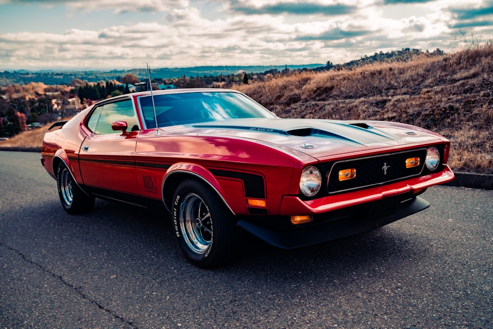 Roter Chevrolet Camaro tagsüber unterwegs