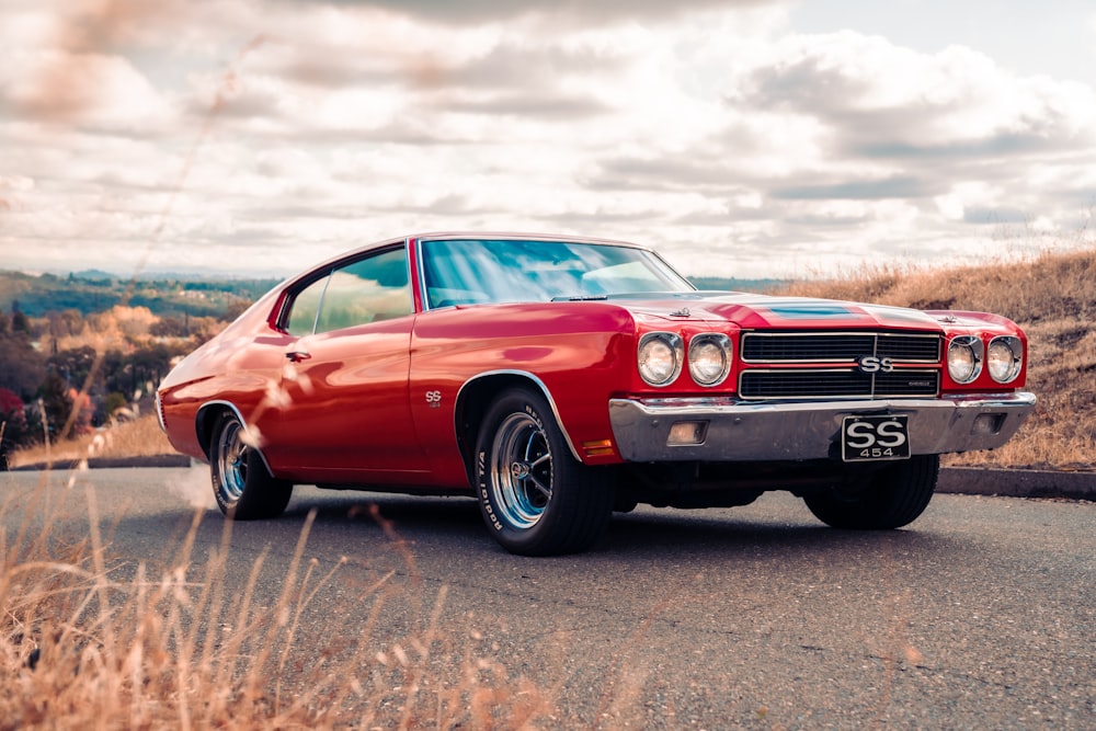 Chevrolet Camaro rossa su campo marrone durante il giorno