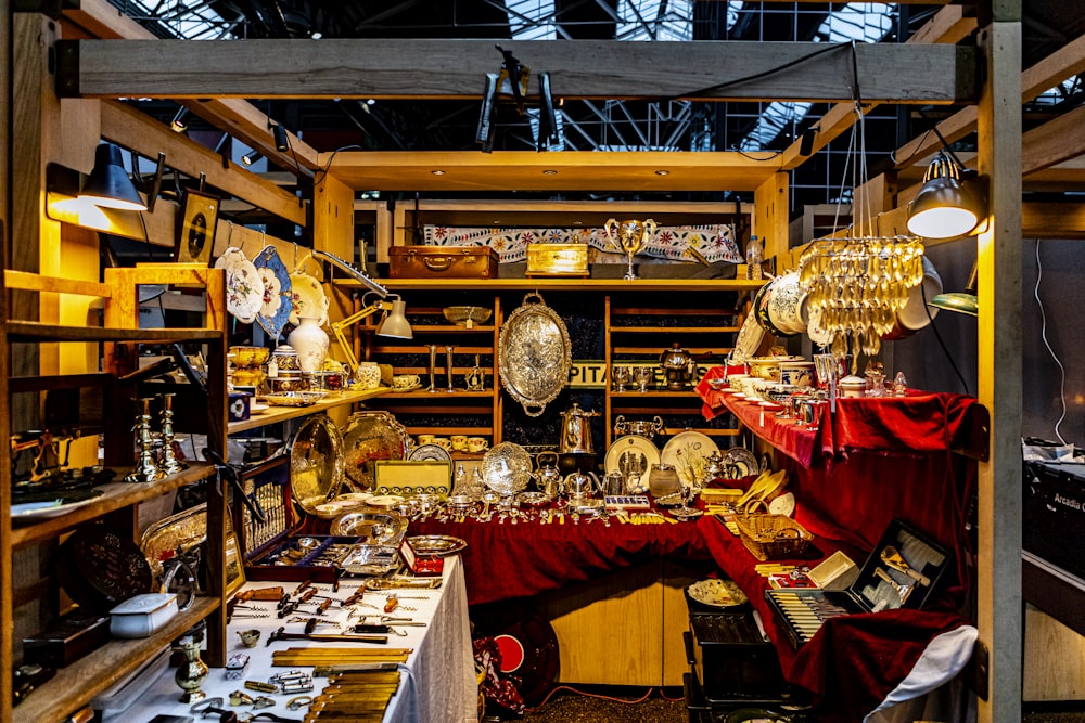 rot-gelbes Restaurant mit Pendelleuchten