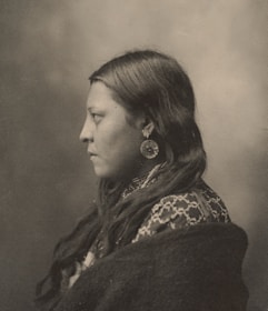 An artistic black-and-gold themed portrait of a companion with soft glassmorphism effects highlighting her silhouette.