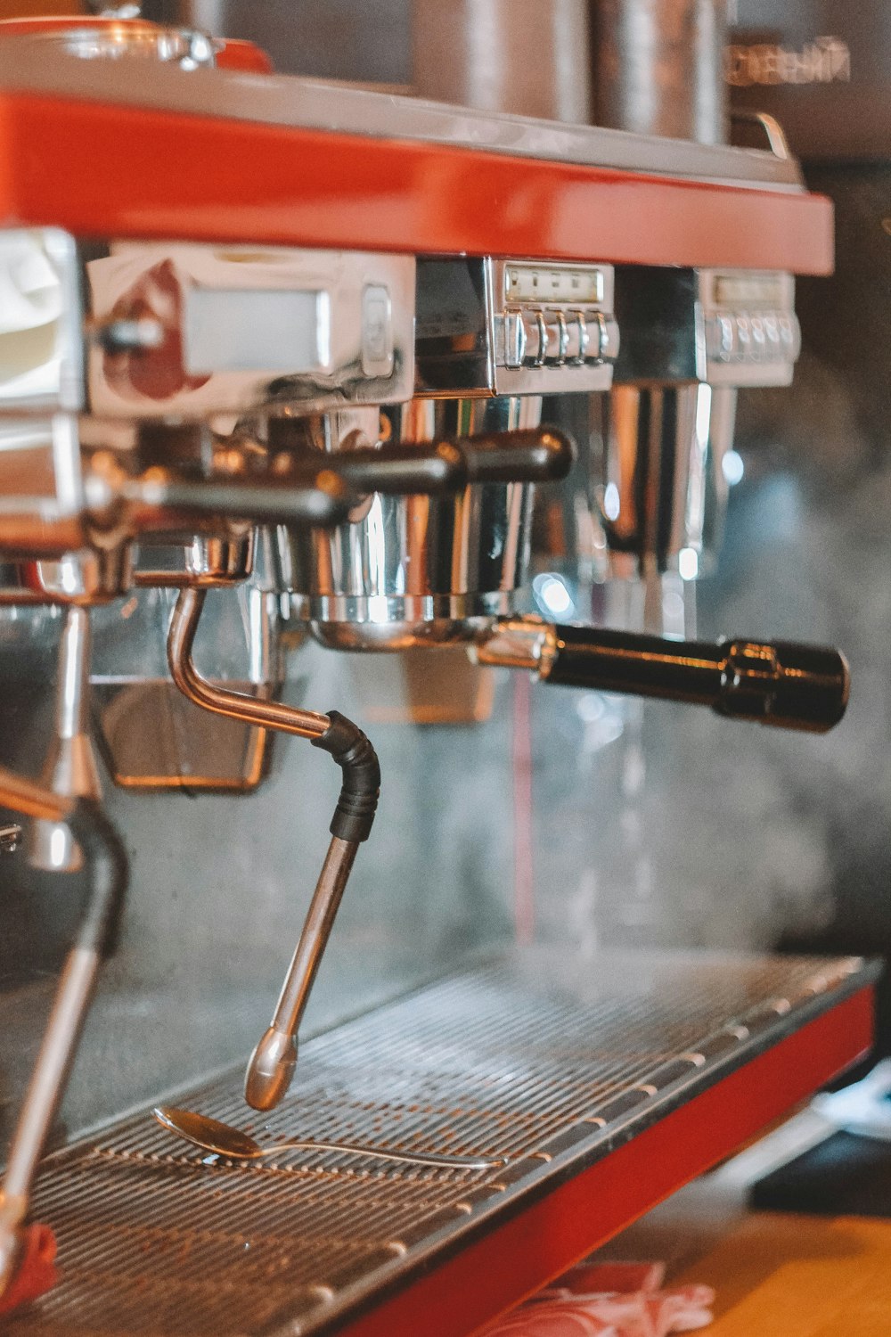 Máquina de café espresso de acero inoxidable con taza de café