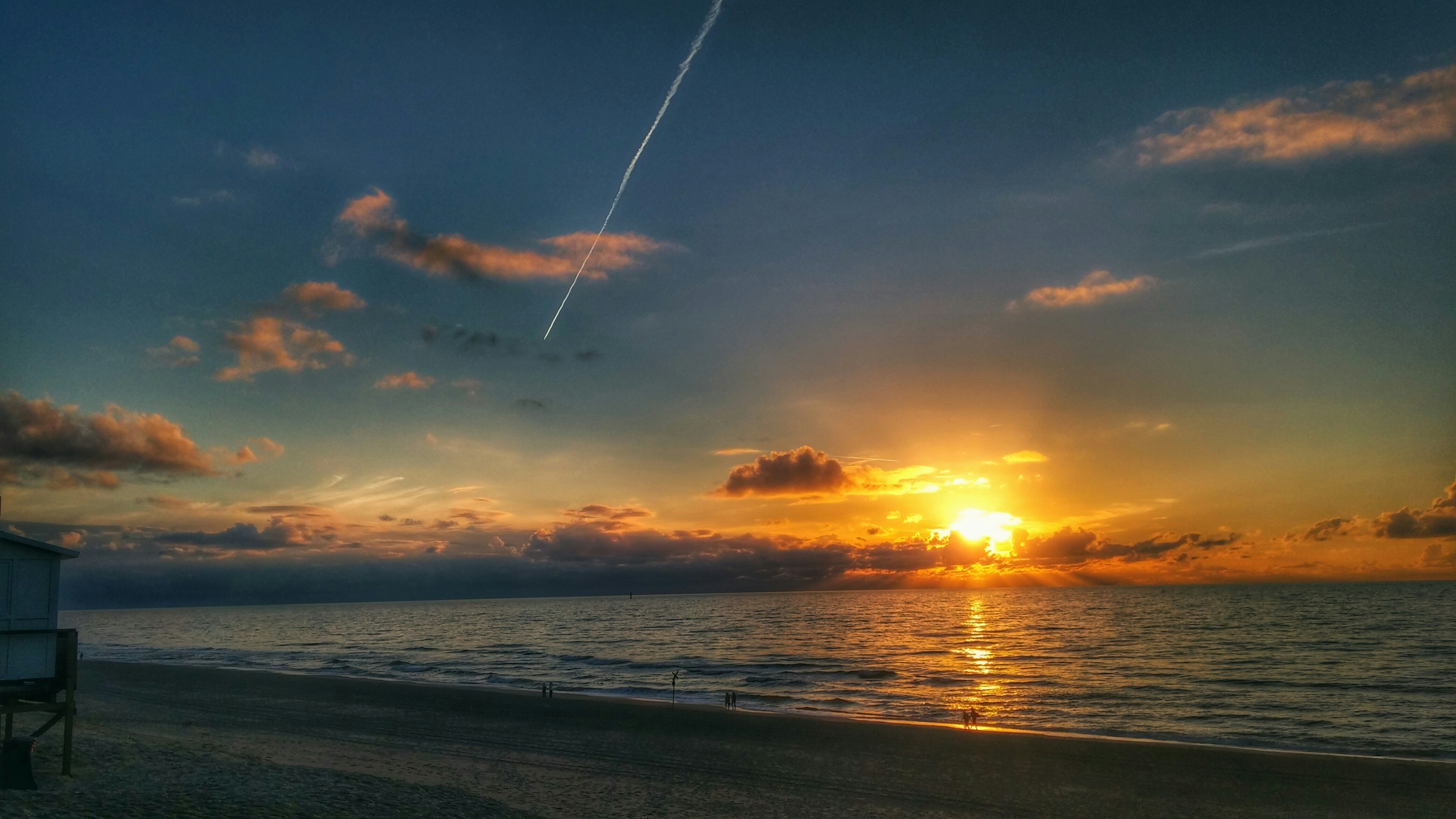 Meereswellen, die bei Sonnenuntergang an Land stürzen