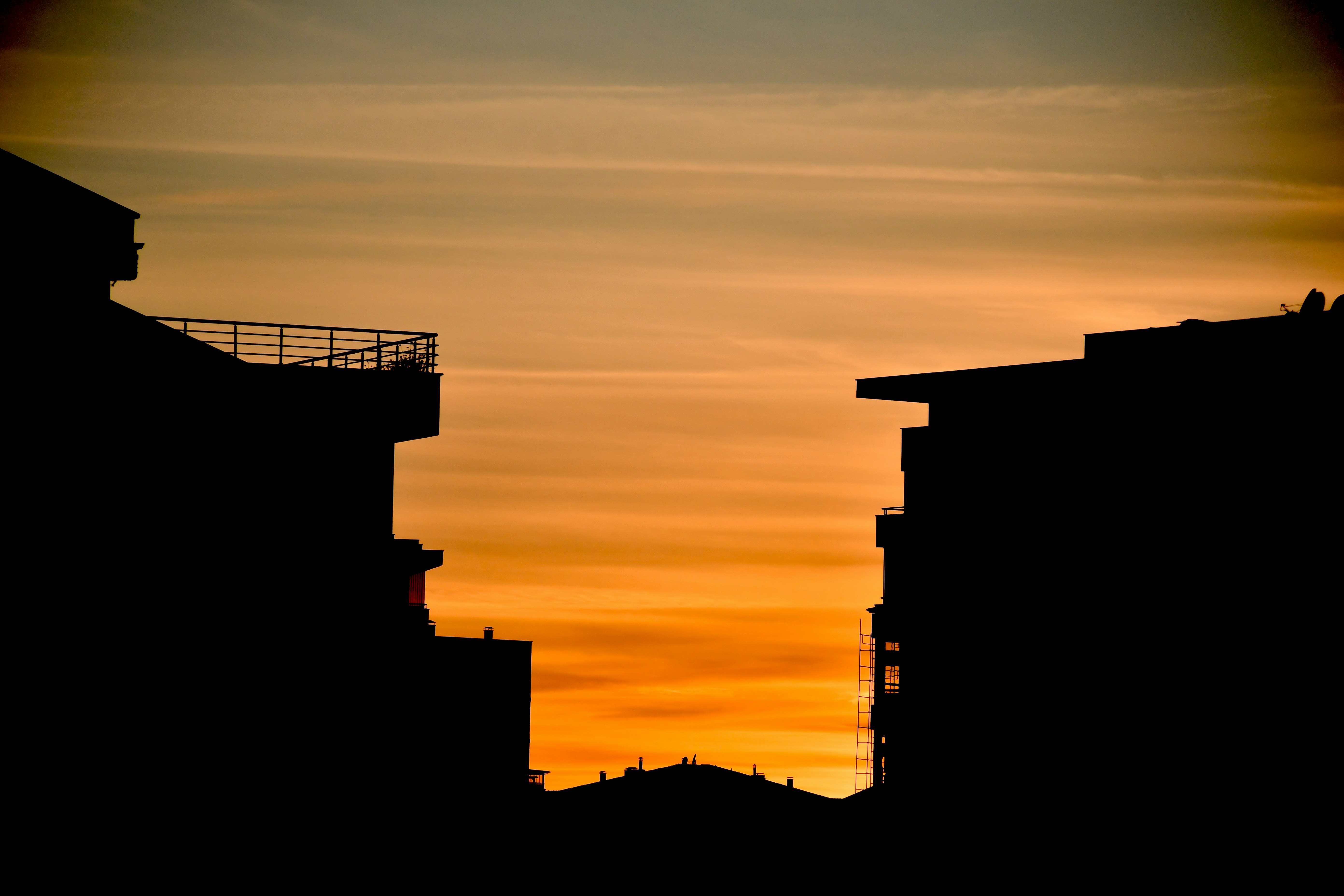 Silueta del edificio durante la puesta del sol