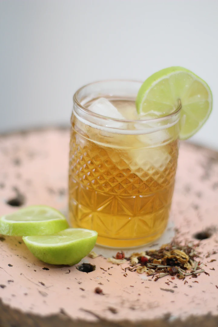 Teh dingin dengan irisan lemon