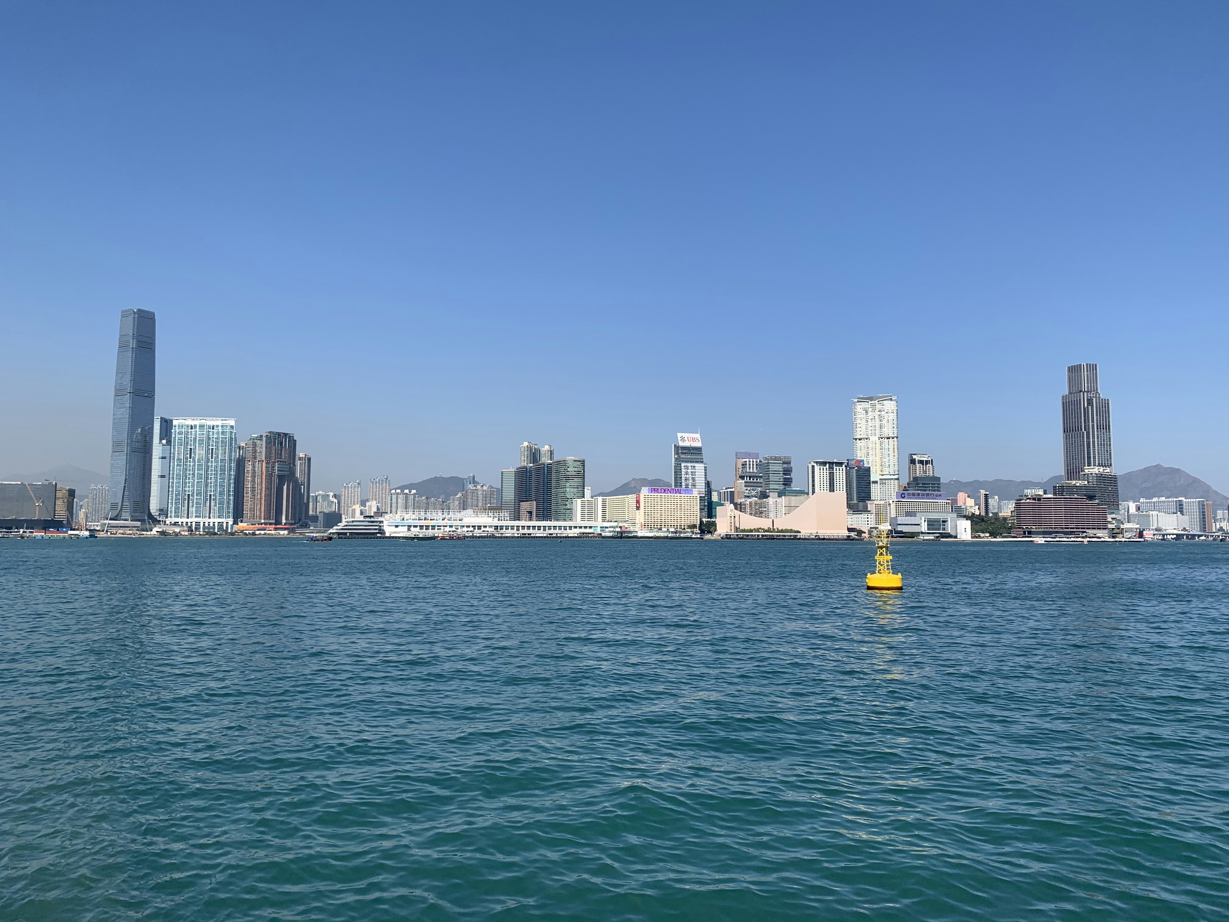 Skyline der Stadt tagsüber über das Gewässer