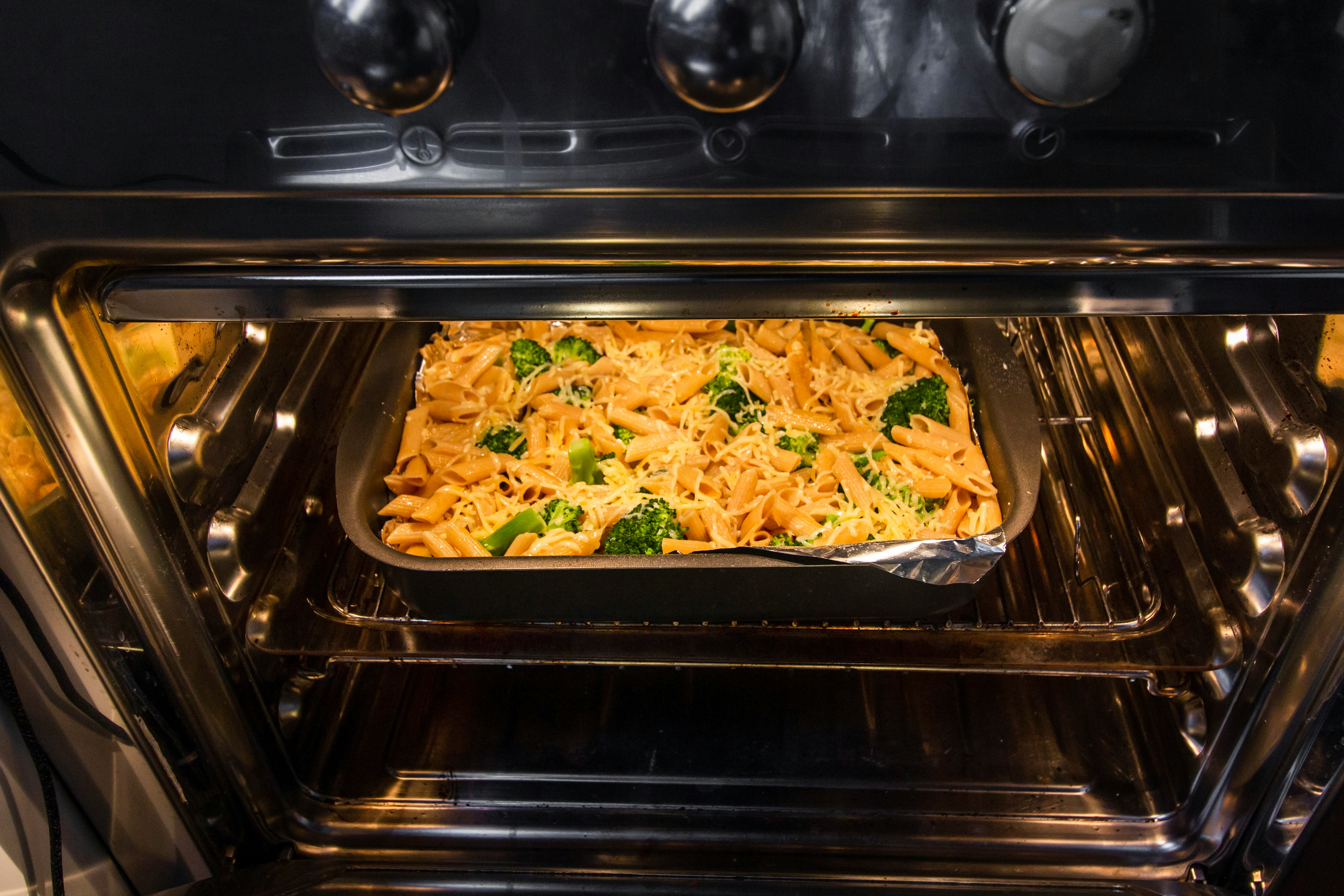 Pikantny Makarон Pieczony z Cheddar i Karczochami Brokuła