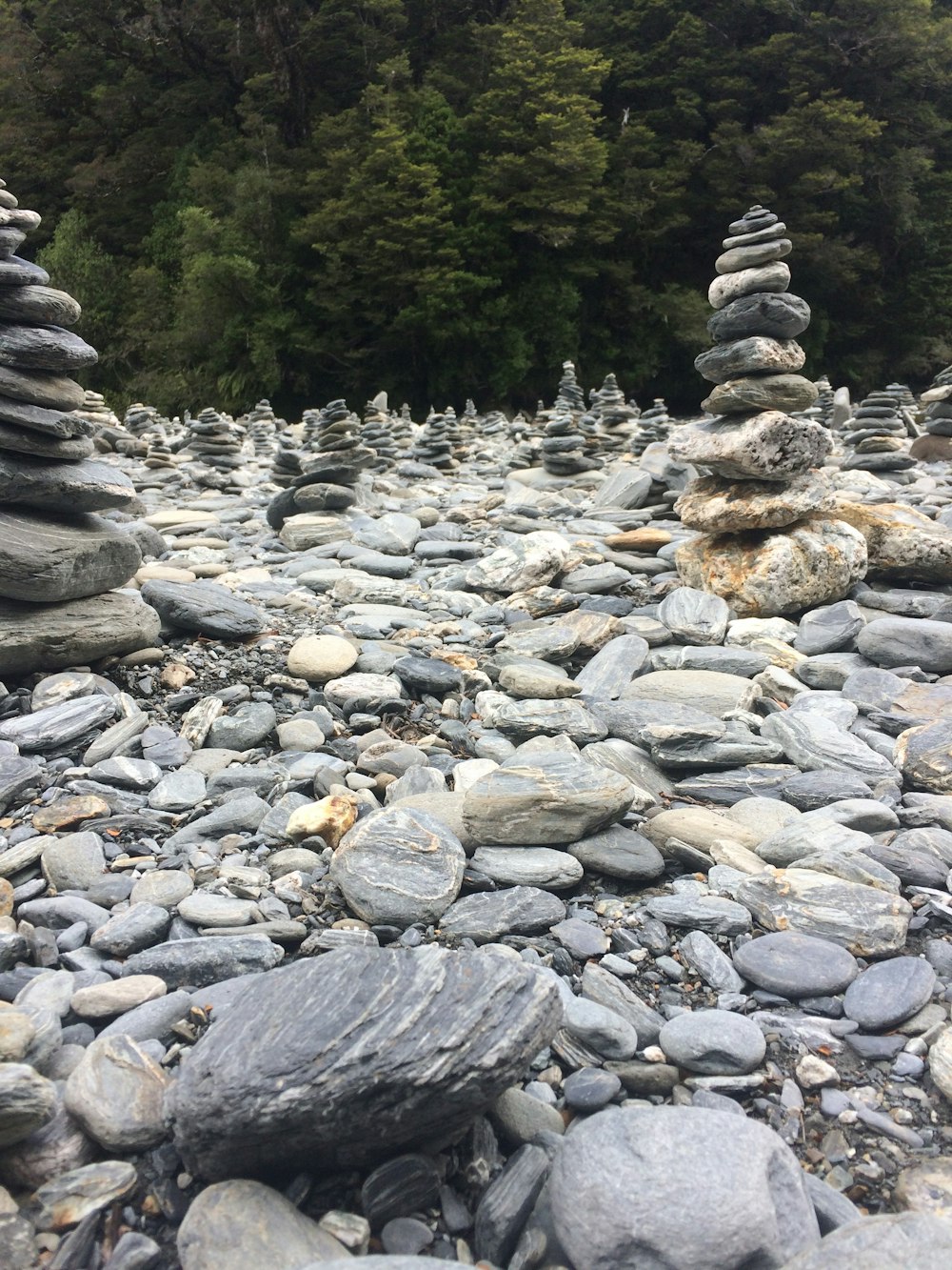 Piedras grises y negras en el río durante el día