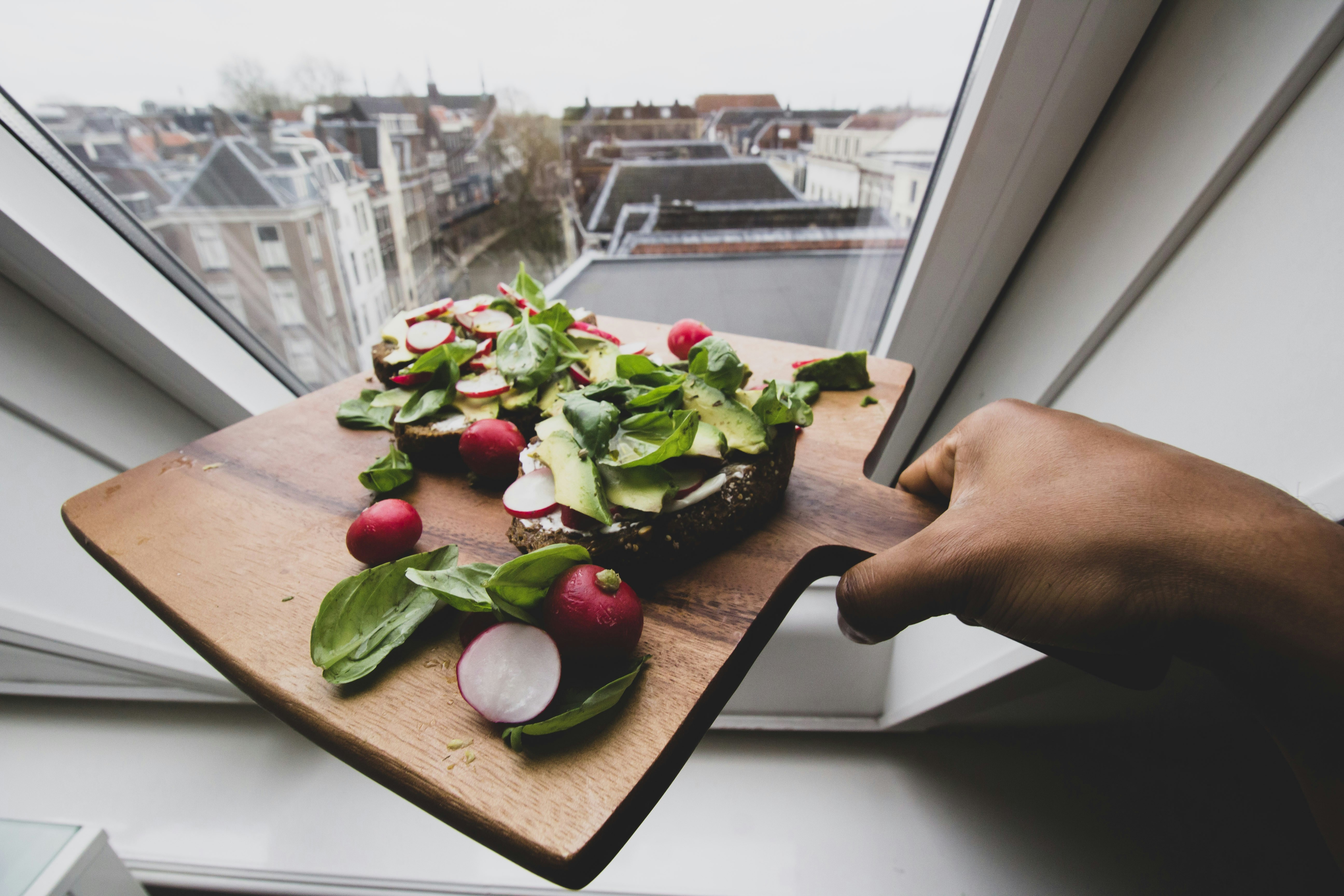 Tostadas de Aguacate con Requesón, Rábanos y Chile Quebrado