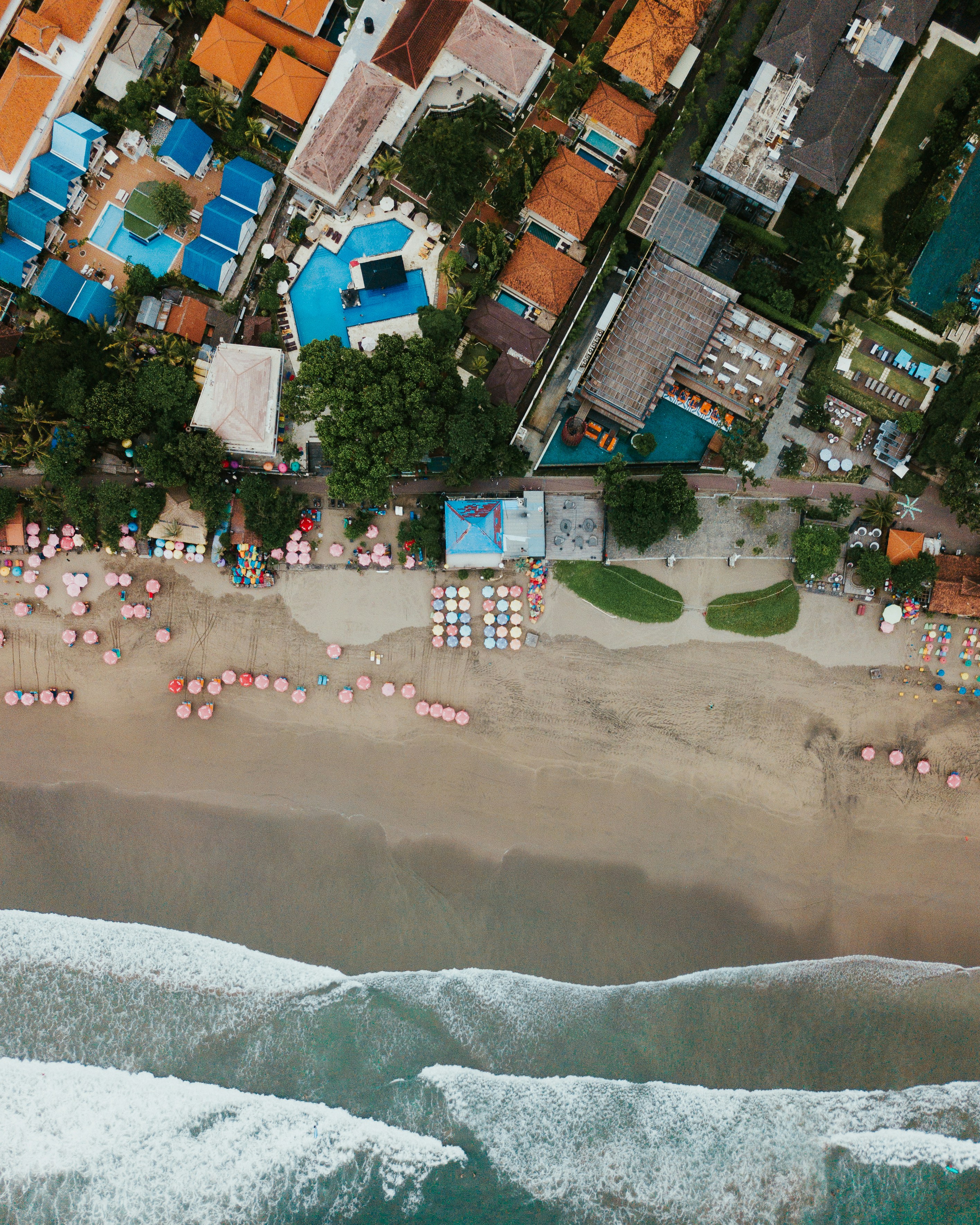 Vista aérea de personas en la playa durante el día