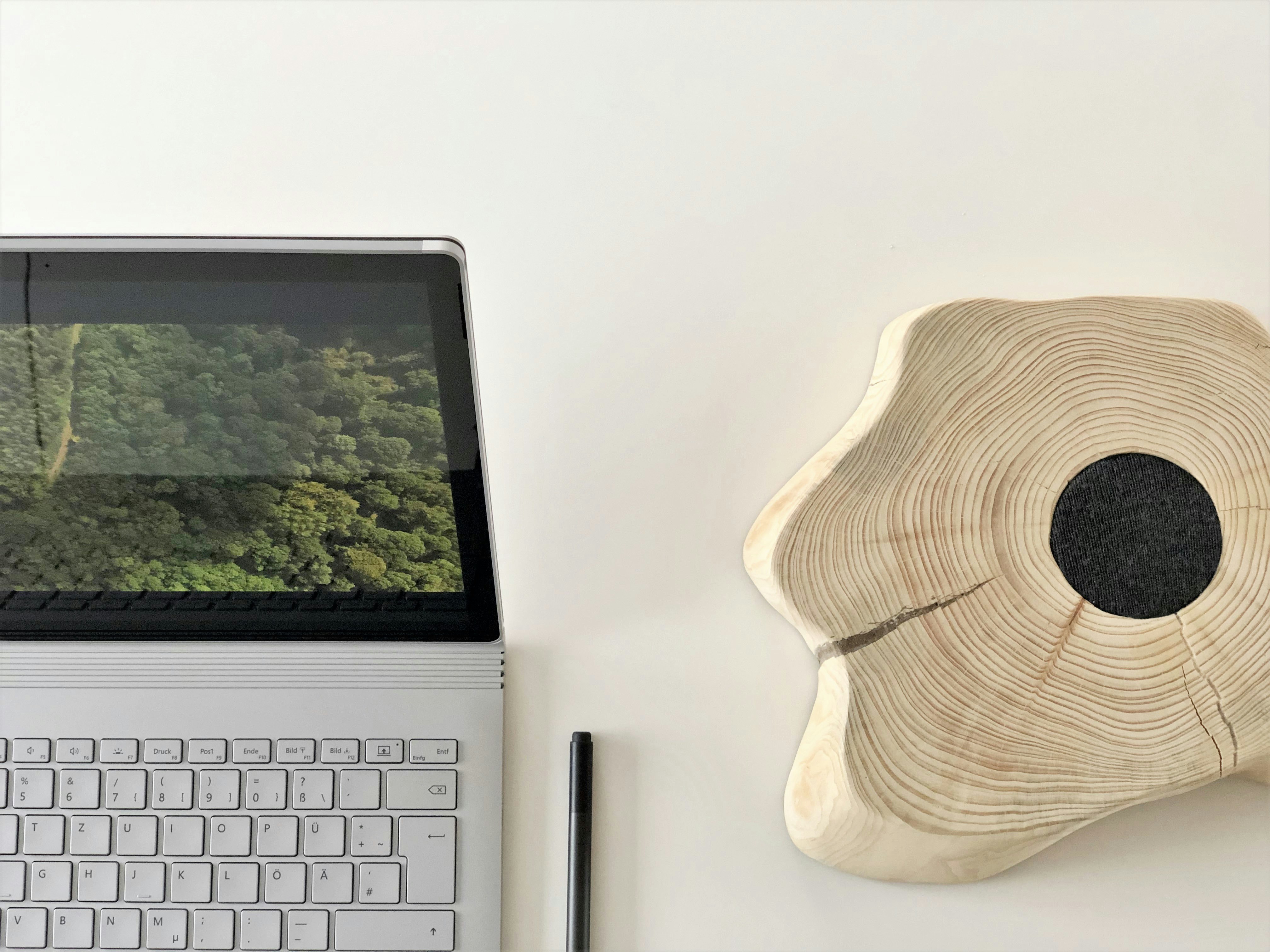 Unique wooden wireless charger from UNIBOA.fr